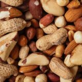 ナッツ類のカロリーと脂質比較：720kcalのマカダミアナッツと栄養価満点のスイカの種に注目です。