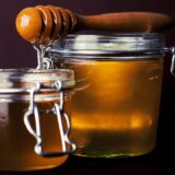 蜂蜜・黒蜜とメープルシロップの栄養やカロリーを比較：低カロリーとミネラル類の豊富さなら黒蜜がおすすめです。